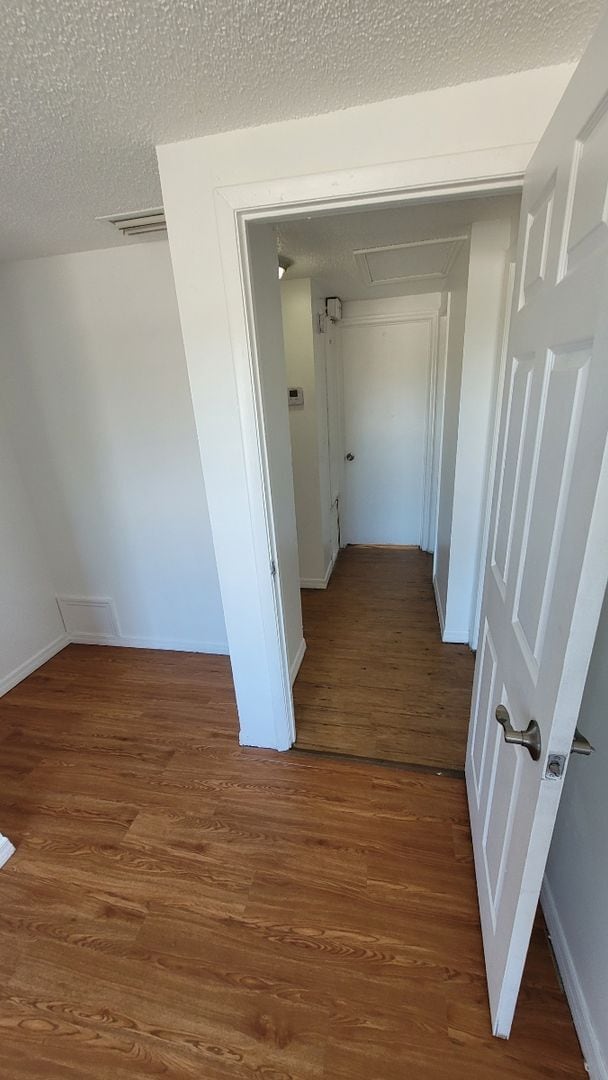 Building Photo - 3 Bedroom, 1.5 Bath - Two-Story Home/Duplex