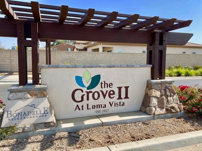 Building Photo - $2,295 Bullard & Leonard, Charming 3 Bedroom - La Canada Ave, Clovis