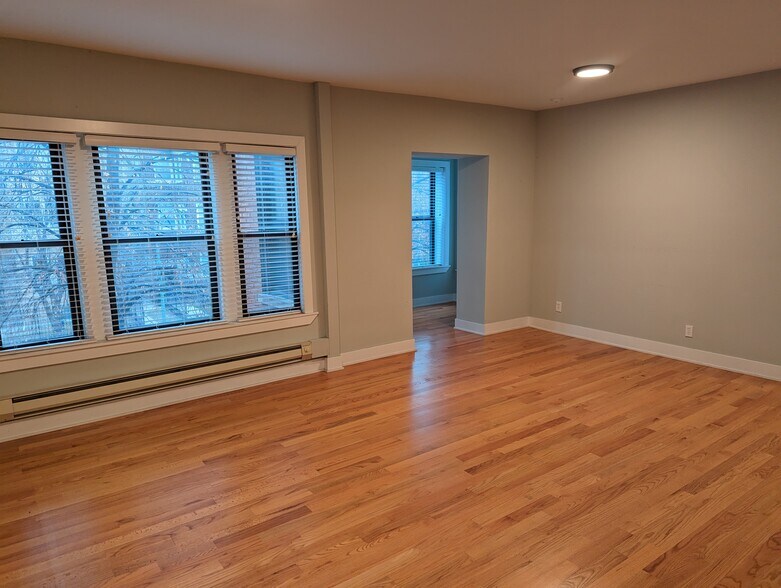 Building Photo - 4419 N Wolcott Ave