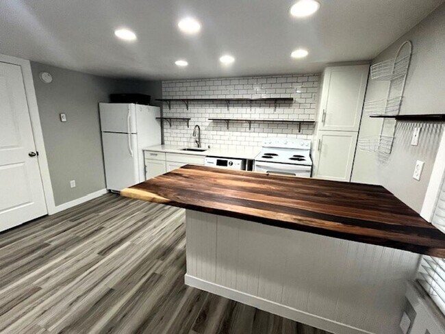 Building Photo - Creekside Condominiums #20C