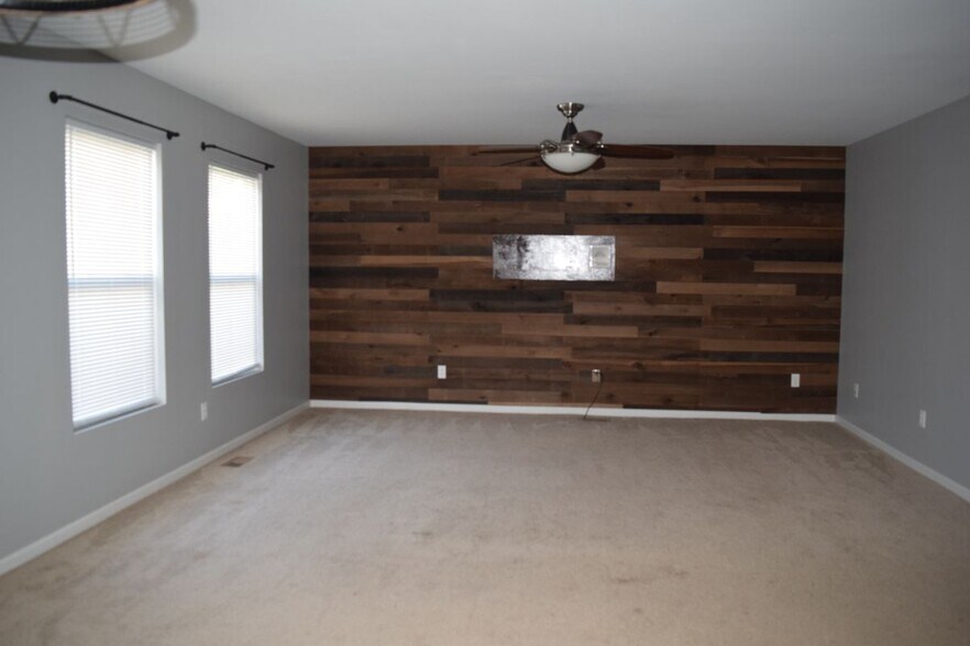 Building Photo - 8549 Hawthorn Hill