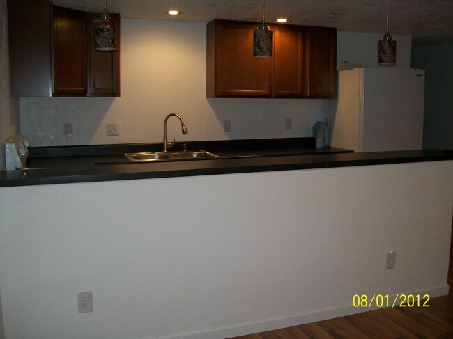 Building Photo - 805 S Osteopathy Ave