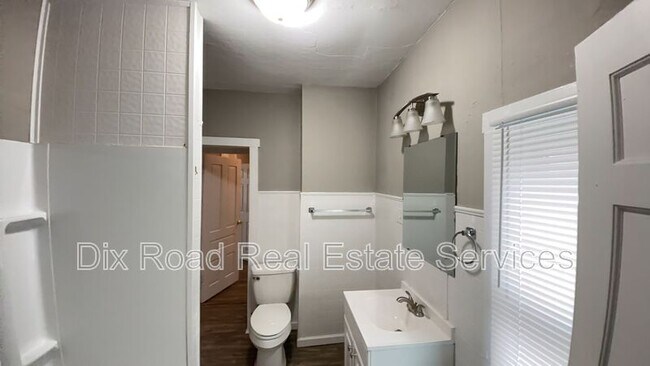 Building Photo - 252 McClure St