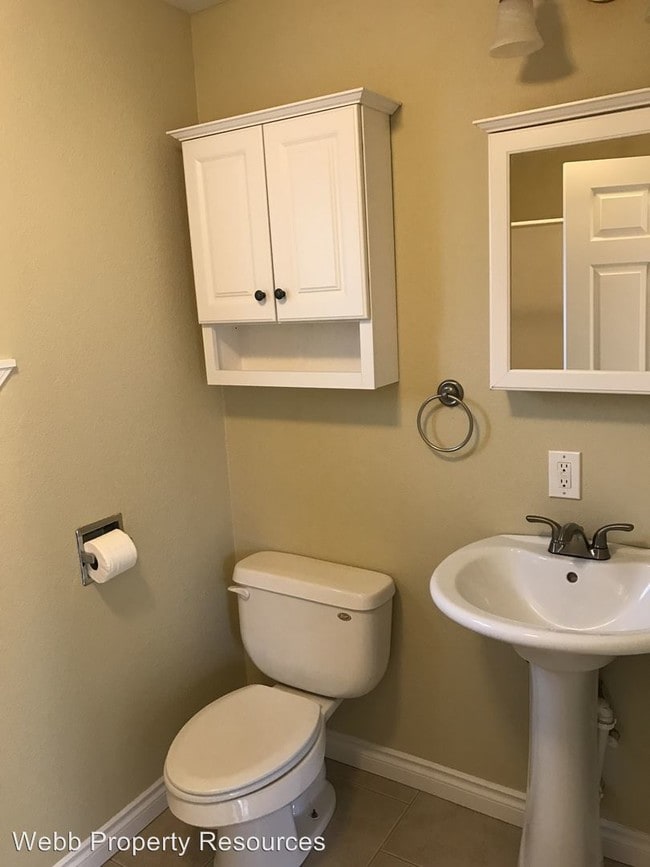 Building Photo - 115 SE 12th Ave