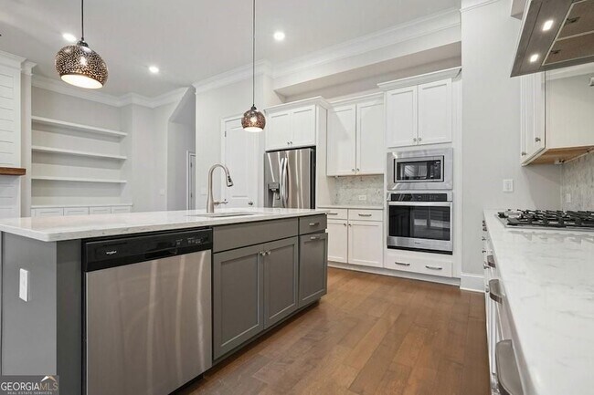 Building Photo - 123 Village Green Ave