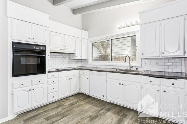 Building Photo - 811 N Chipper Ln