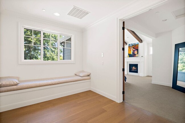 Building Photo - 4bd/4.75ba Bellevue House
