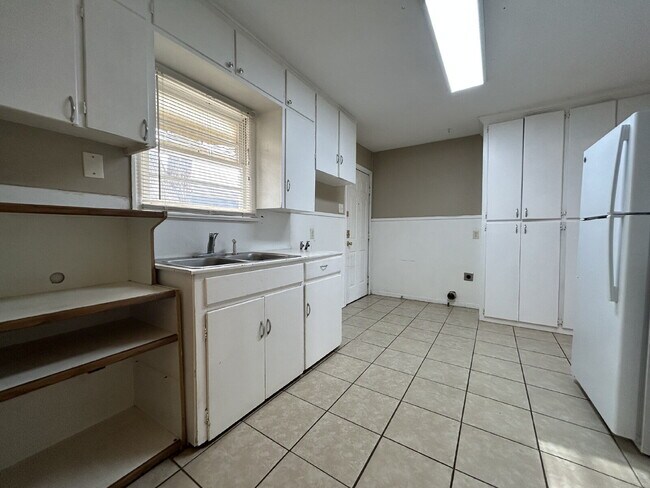 Building Photo - Corner House Located Within Minutes Of Elementary, Park & Medical District!