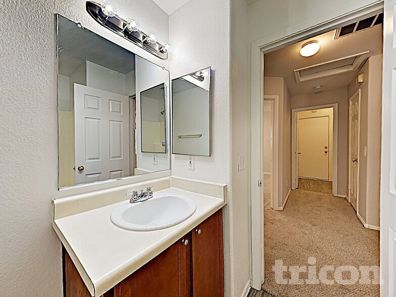 Building Photo - 5013 S 24th Ave