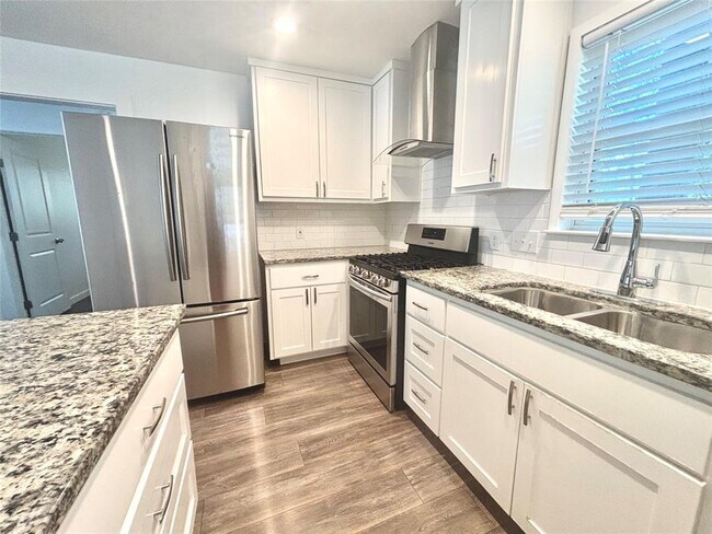 Building Photo - 1603 E 12th St