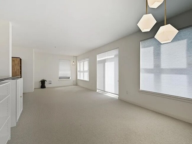 Building Photo - Modern Top-Floor Condo with Stunning Seattle Views