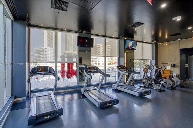 Building Photo - 2602 E Hallandale Beach Blvd