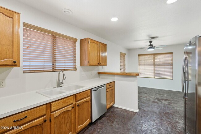 Building Photo - 457 S Meadows Dr