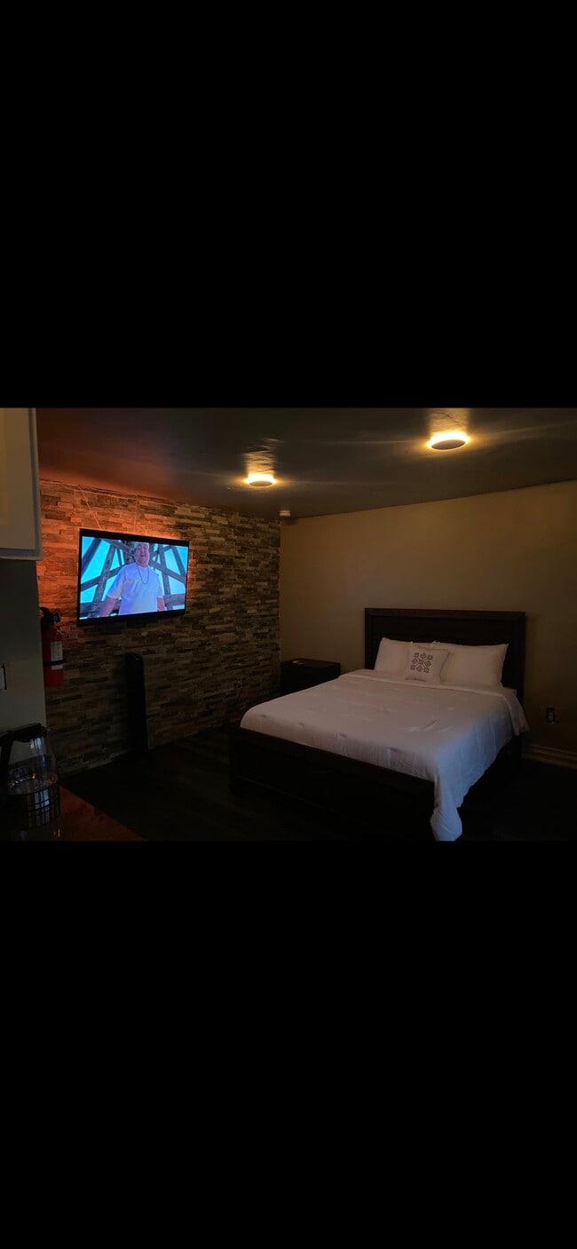 Building Photo - 2712 E Dominguez St