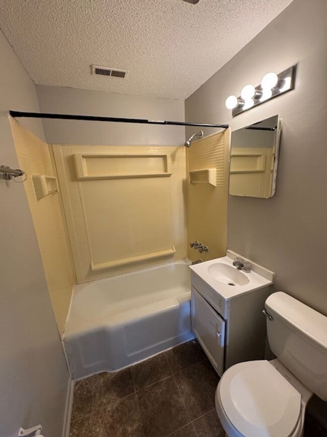 Building Photo - 1404 Dubois St