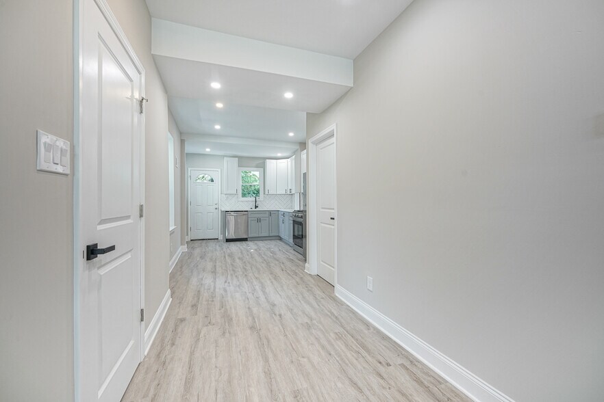 Building Photo - 121 N 51st St