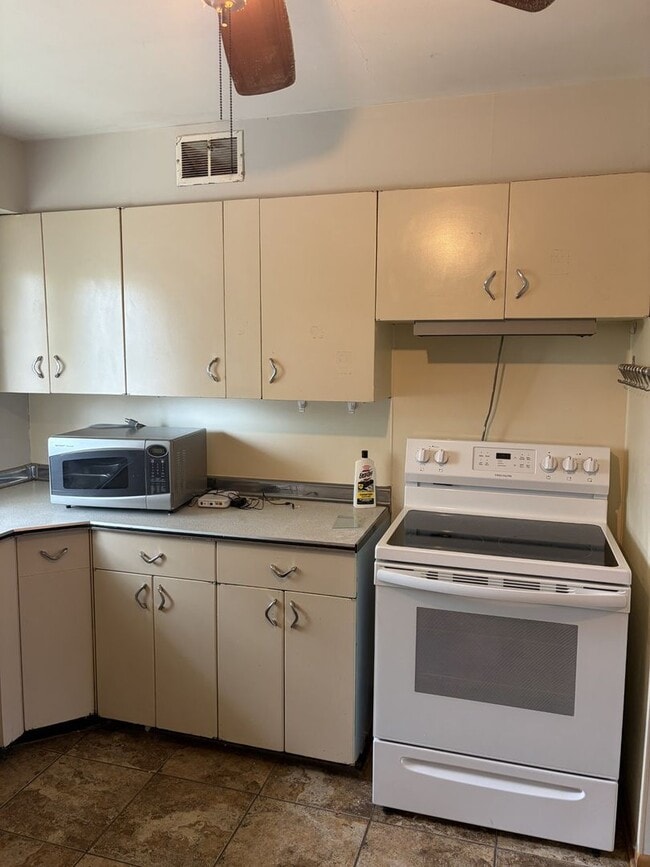 Building Photo - 704 Robinwood Ln