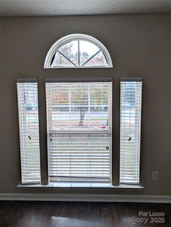 Building Photo - 144 W Walnut Ave