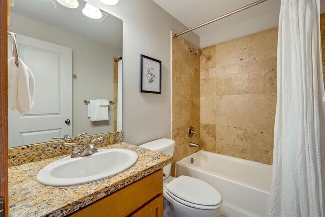 Building Photo - Queen Anne Townhouse