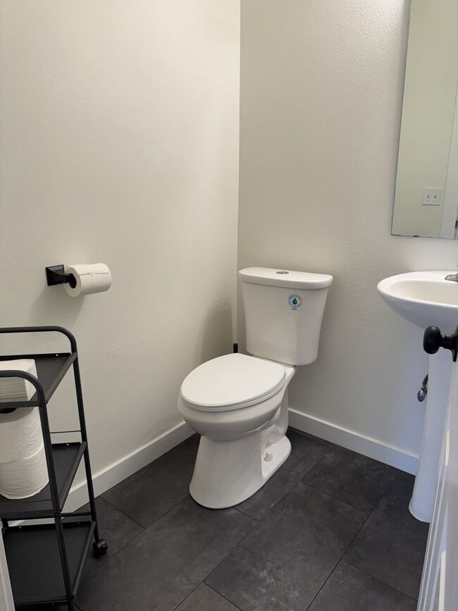 Building Photo - HARD TO FIND 4 BEDROOM