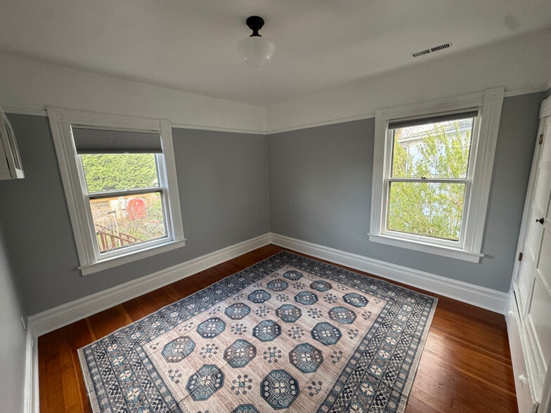 Building Photo - 33 NE San Rafael St