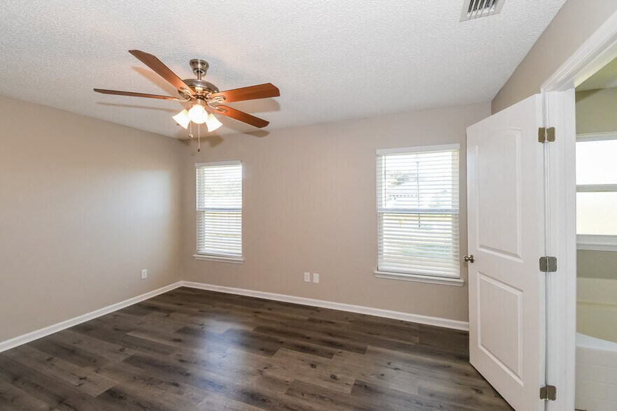 Building Photo - 6709 Gentle Oaks Dr N