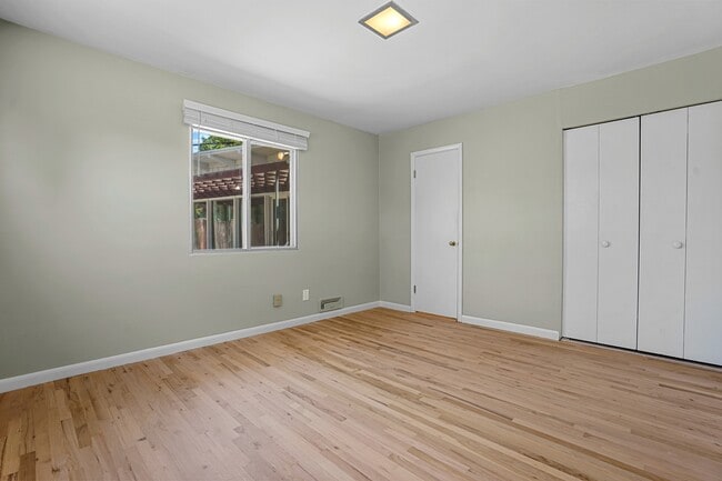 Building Photo - 1733 Maplewood Dr