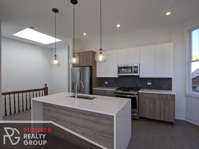 Building Photo - 2120 W Belmont Ave