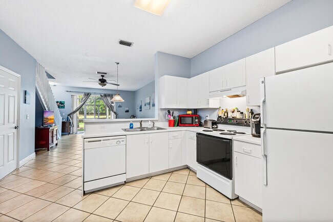 Building Photo - 2185 Salerno Cir