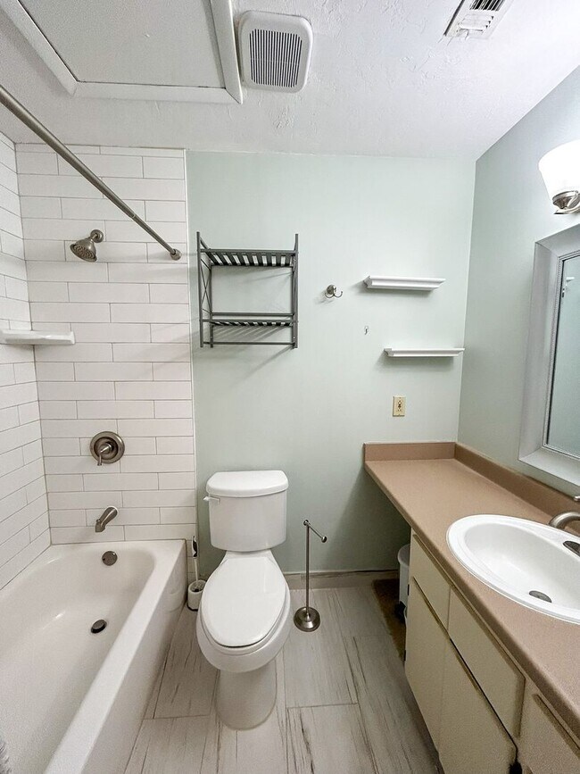 Building Photo - 3824 SW 30th Terrace