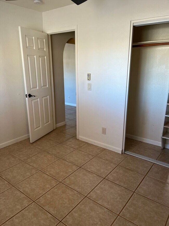 Building Photo - Modern, updated 3B/2B with fenced yard and sun room in Cottonwood