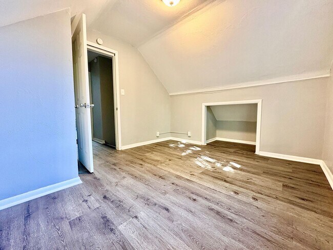 Building Photo - First full month of rent FREE!