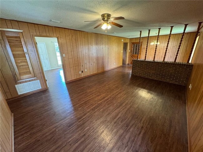 Building Photo - 24 Bethel Forest Dr S