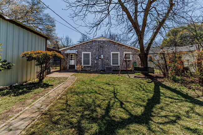 Building Photo - 3017 Colonial Ave