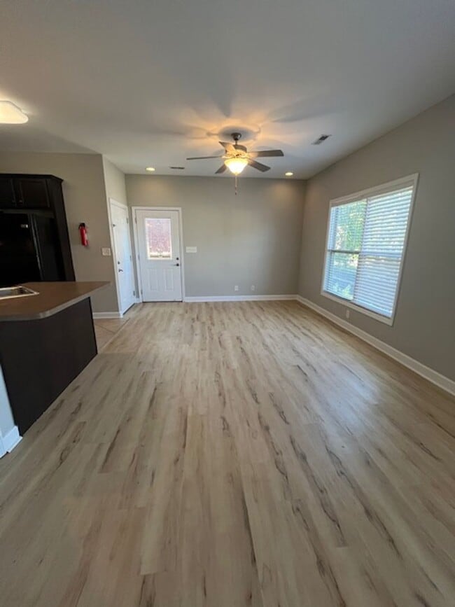 Building Photo - Beautiful modern upstairs condo with 2 full baths! Pet-friendly, with generous parking!