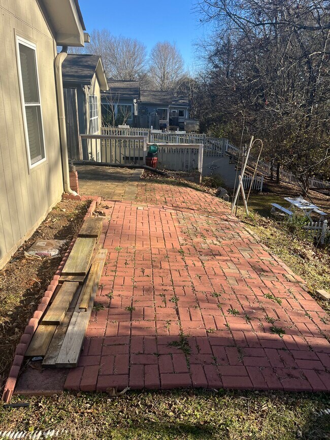 Building Photo - 2005 Locarno Dr