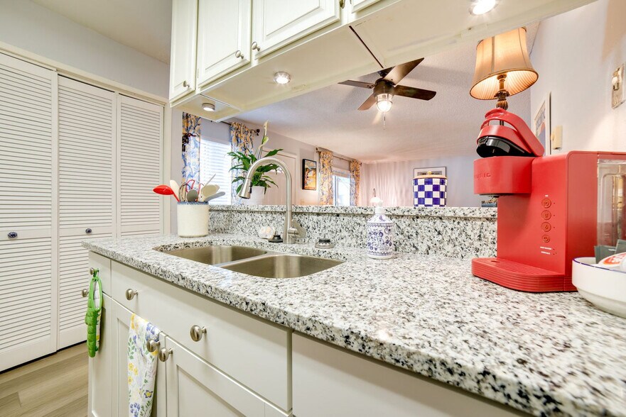 Building Photo - 4951 Catalina Dr