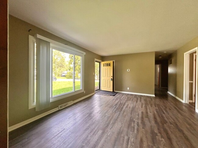 Building Photo - Three Bedroom Ranch in Northeast Grand Rapids