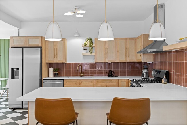 Building Photo - 3 Bed | 2 Bath | Fenced Backyard + Beautif...