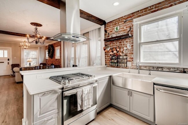 Building Photo - High End Remodel Near RiNo