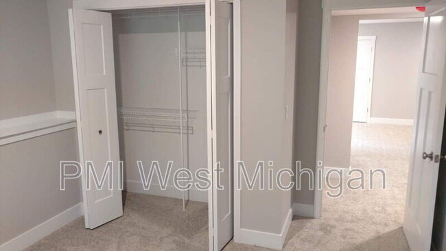 Building Photo - 548 W Elm St