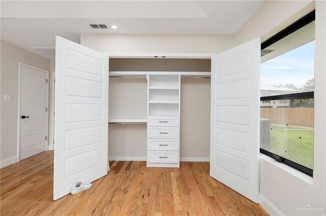 Building Photo - 12304 Lakeview Dr