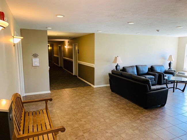 building common area/entry area - Courts of Colfax Apartments