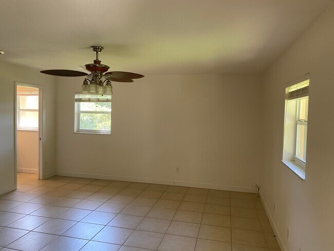 Building Photo - 956 Tulip Ln