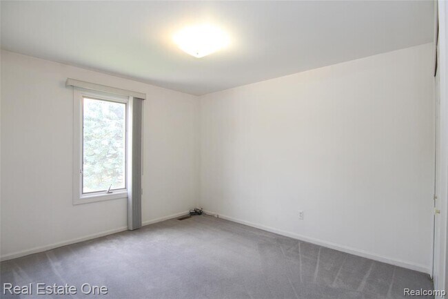 Building Photo - 5590 Greenbriar Dr