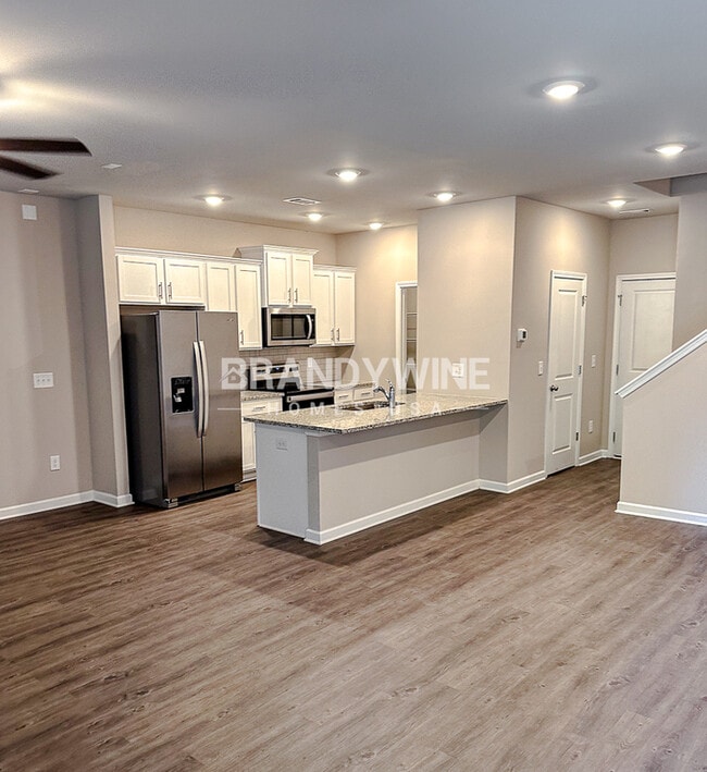 Building Photo - LUXURY COMMUITY! CRESTVIEW at Towne Lake!!...