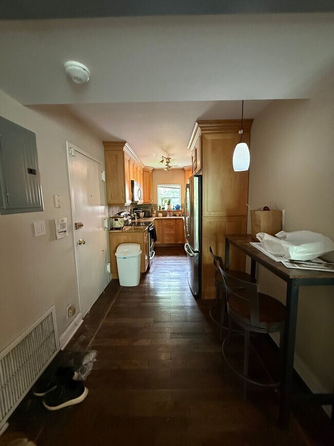 Building Photo - Spacious, Renovated Brighton / Oak Square area Condo with parking for September 1st - NO FEE