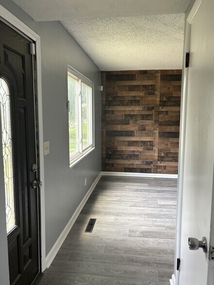 Building Photo - 2283 Hiawatha Park Dr