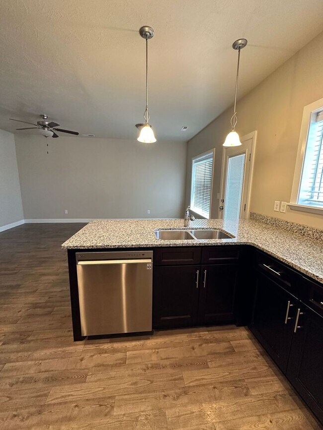 Building Photo - Charming Townhome