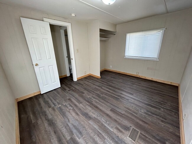 Building Photo - 3 Bed 1.5 Bath Fully Remodeled Mobile Home...